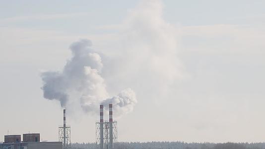 烟雾工业废物在烟囱中的有害气体排放视频的预览图