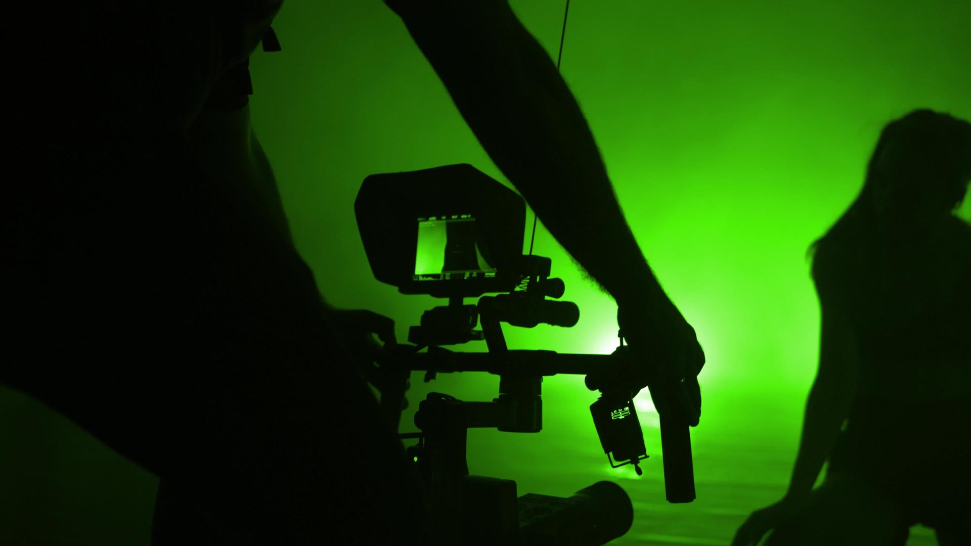摄像师使用无反射镜相机防抖工具稳定器来记录现代舞女视频的预览图