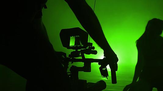摄像师使用无反射镜相机防抖工具稳定器来记录现代舞女视频的预览图