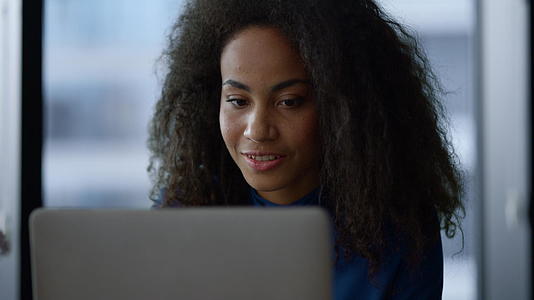 非裔美国女商务人士在家庭办公室工作笔记本电脑上网视频的预览图