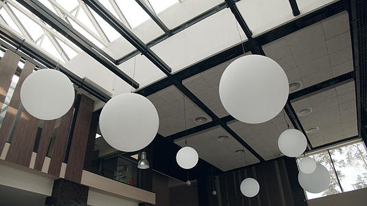 现代吊灯在豪华酒店视频的预览图