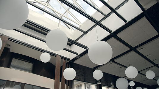现代吊灯挂在玻璃天花板上的酒店豪华室内设计视频的预览图