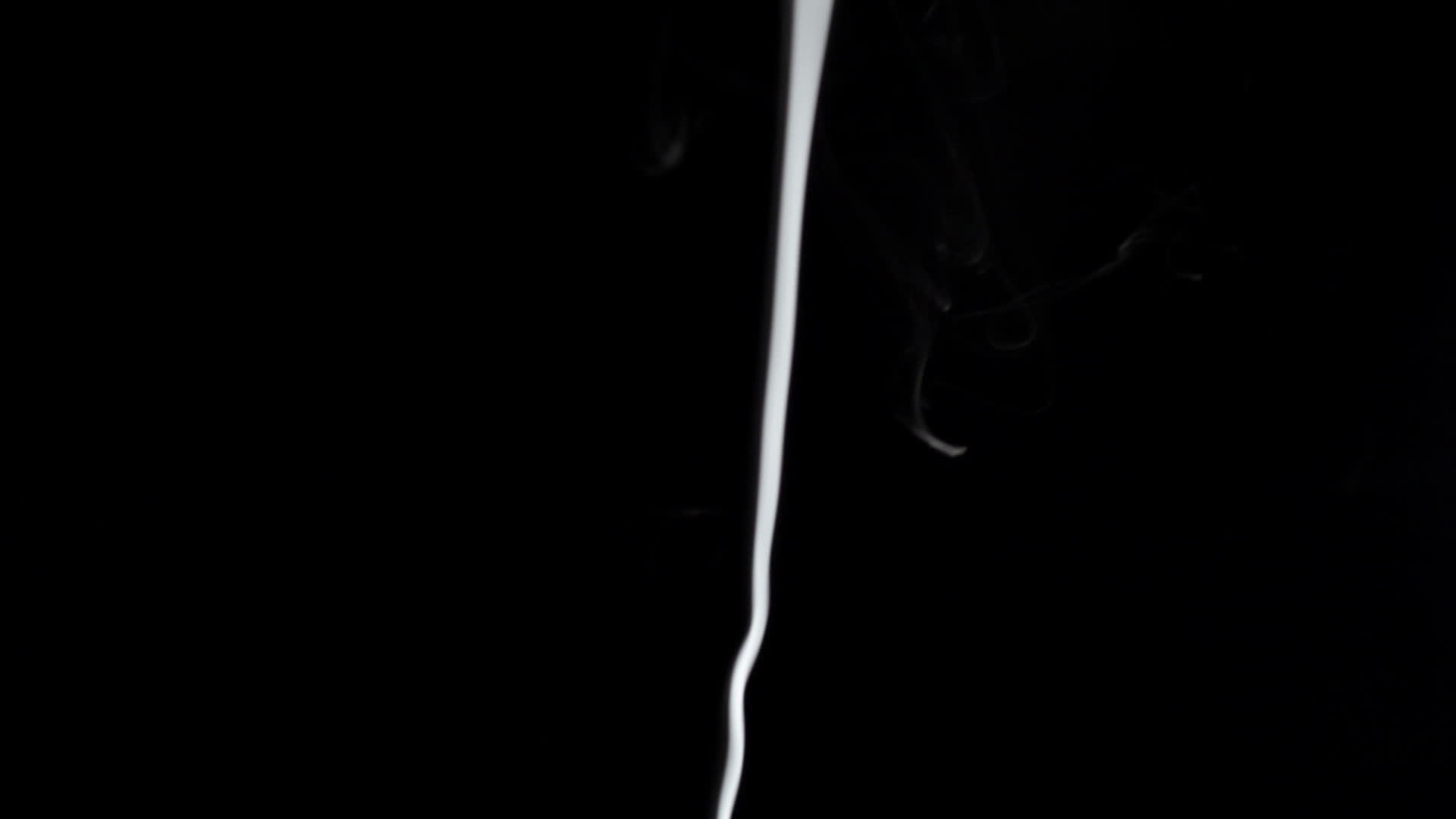 薄烟的黑色背景视频的预览图