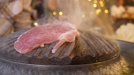 烤猪肉烧烤在餐馆里用烟熏炉炭烤猪肉视频的预览图