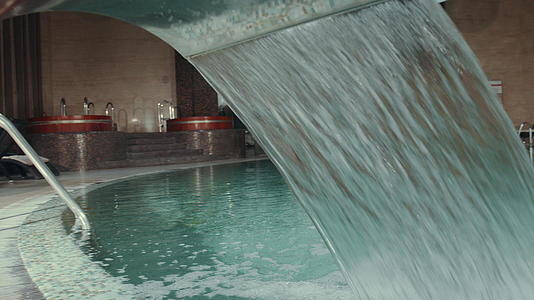 瀑布喷泉游泳池视频的预览图