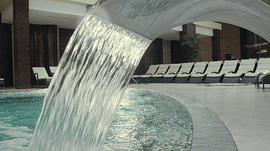 酒店温泉瀑布按摩喷泉视频的预览图