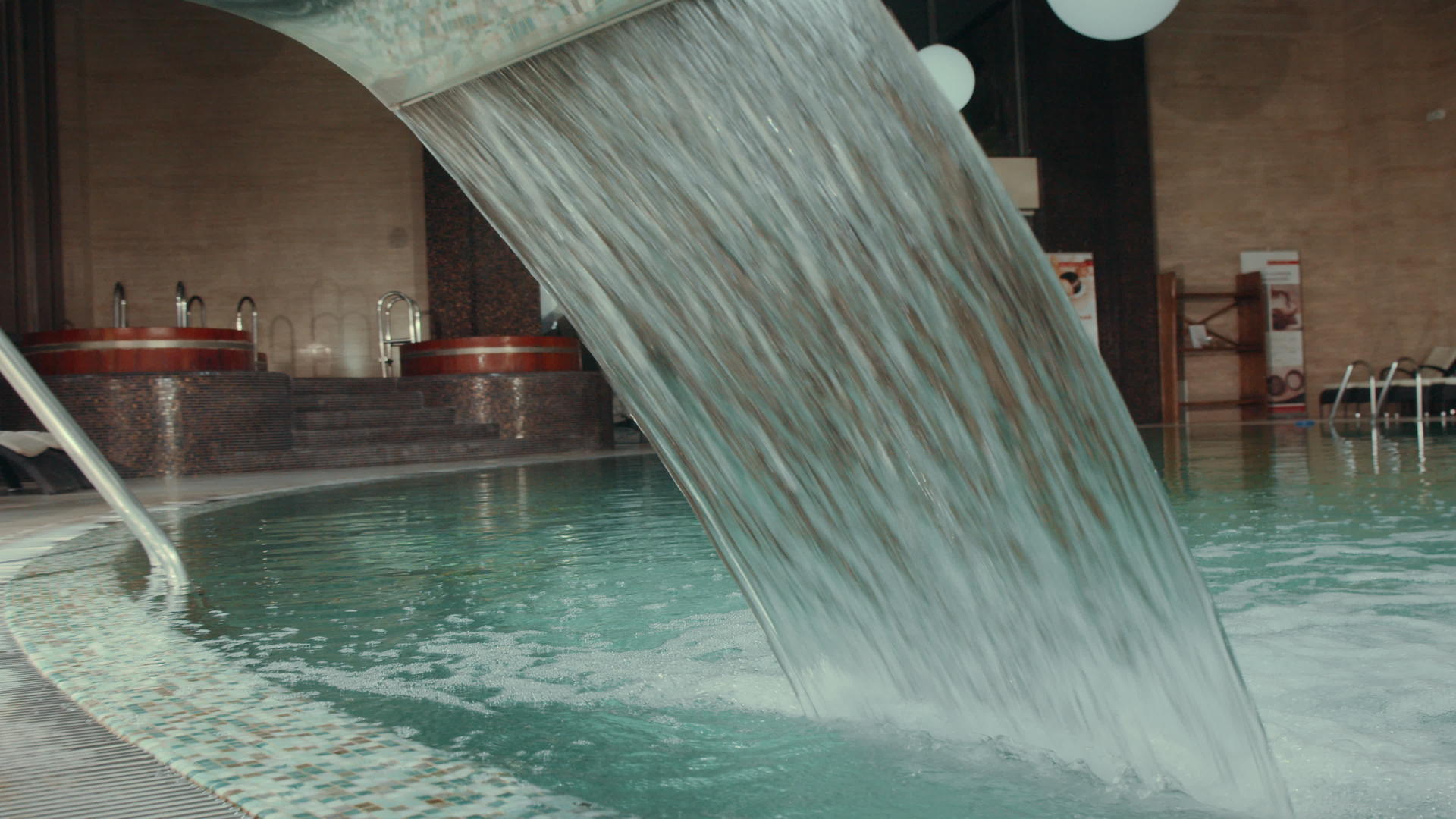瀑布喷泉游泳池视频的预览图