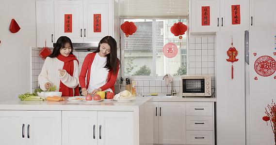 年轻女性居家做饭庆祝春节视频的预览图