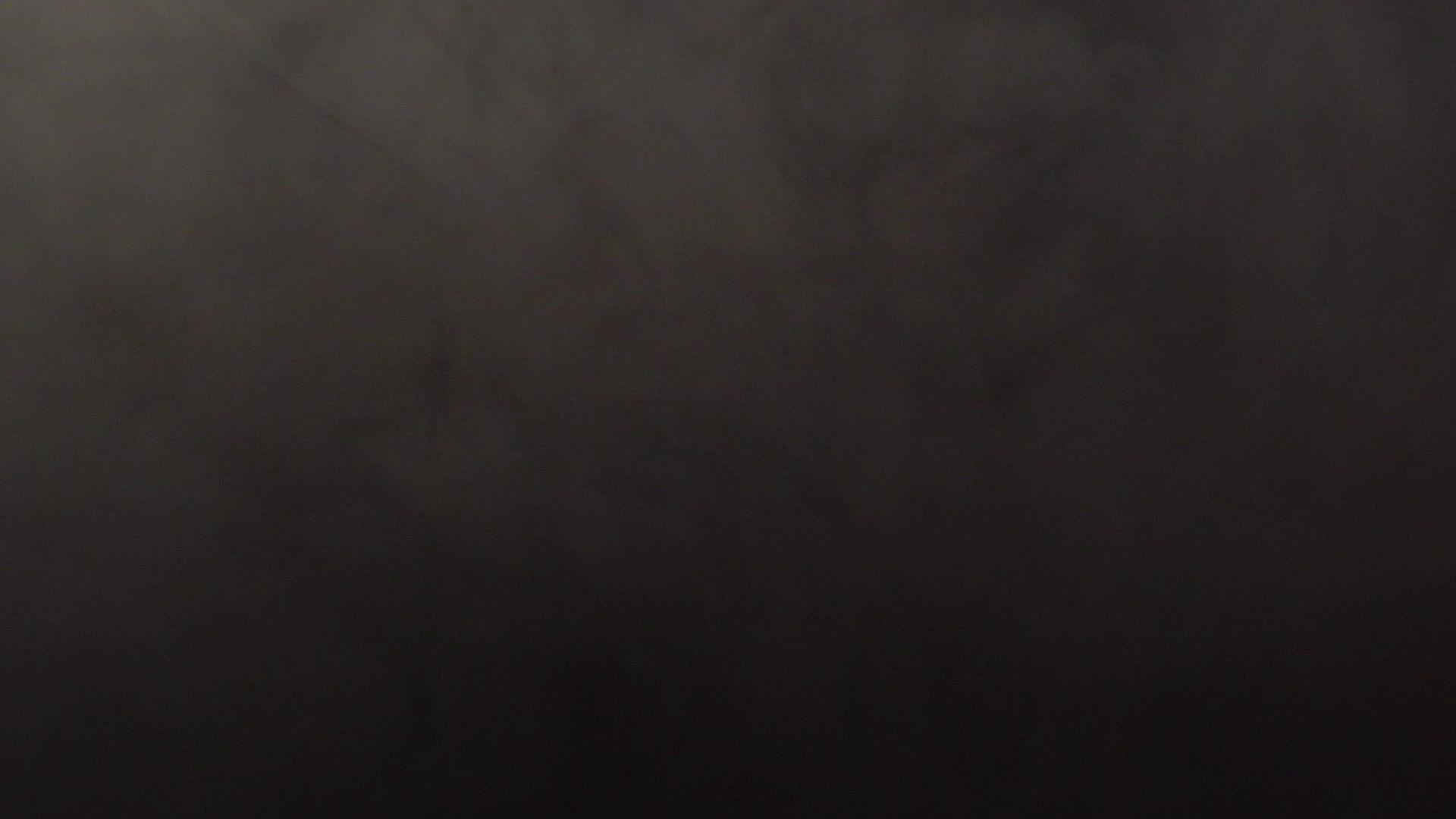 黑色背景的烟雾散落在表面视频的预览图