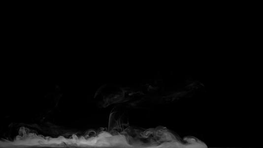 烟雾在黑色背景下慢慢闪烁视频的预览图
