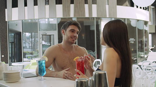 男人和女人在度假村喝鸡尾酒视频的预览图