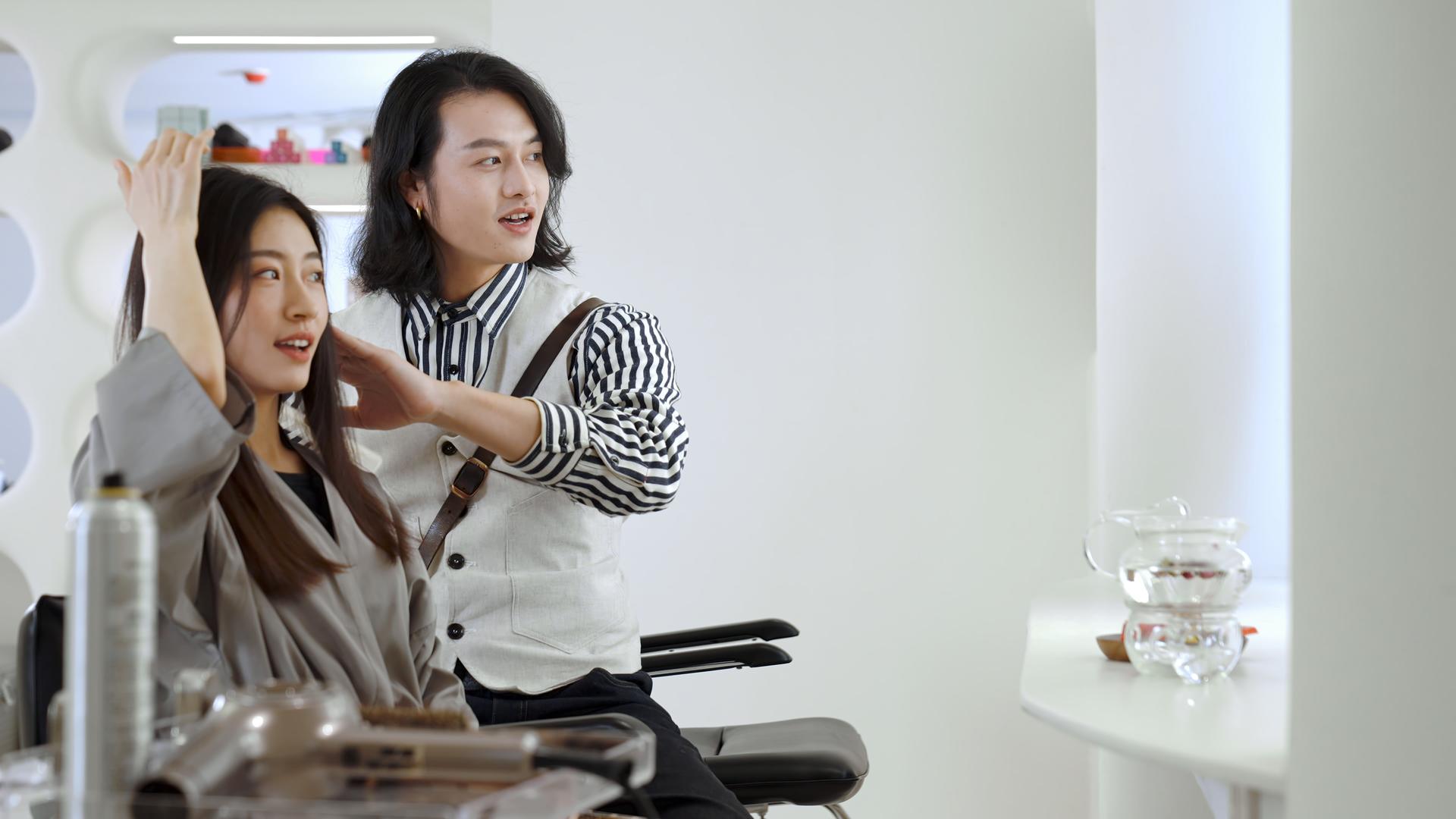 发型师和女顾客聊天视频的预览图