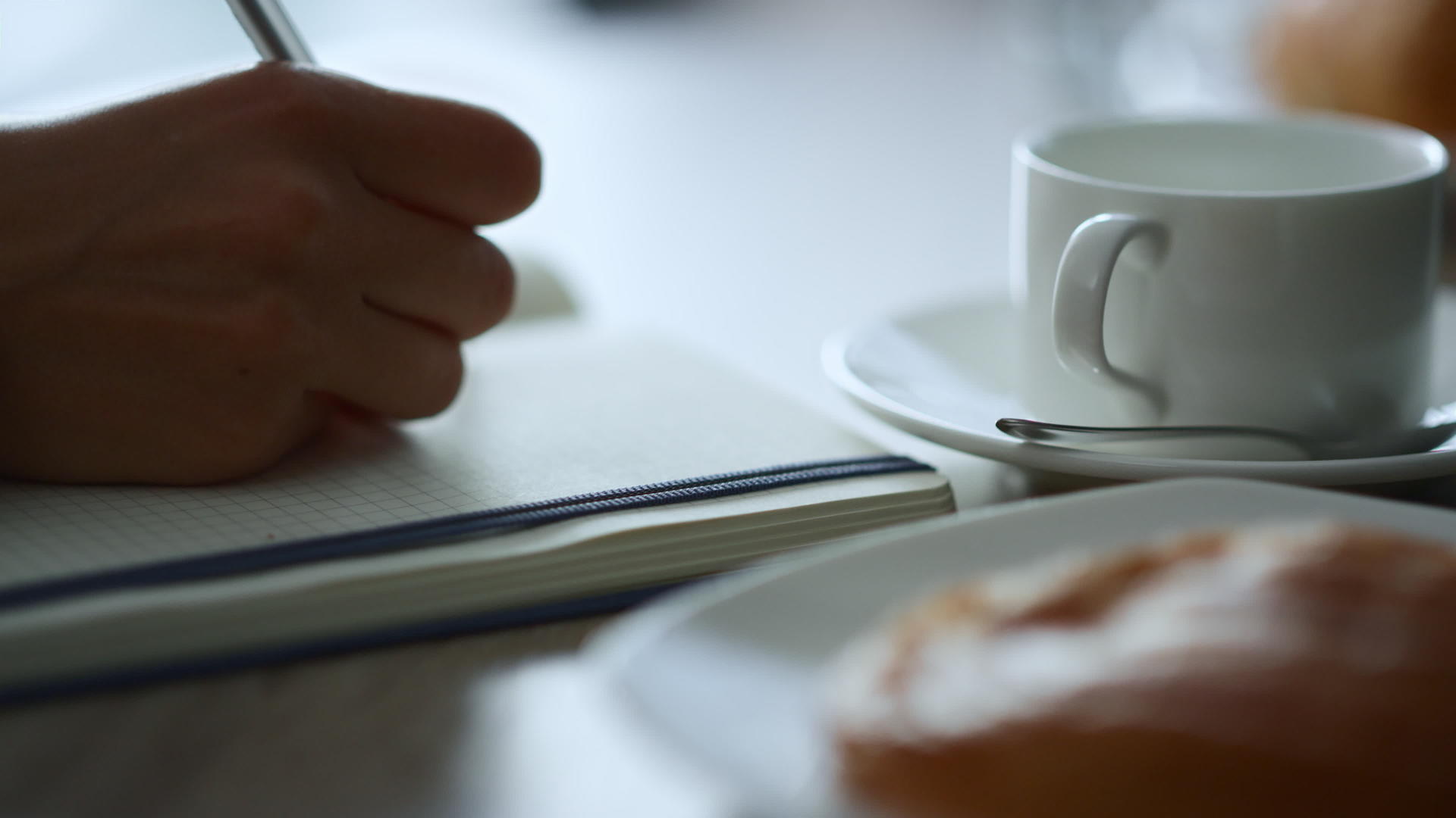 妇女坐在咖啡馆里手写笔记工作笔记工作笔记视频的预览图