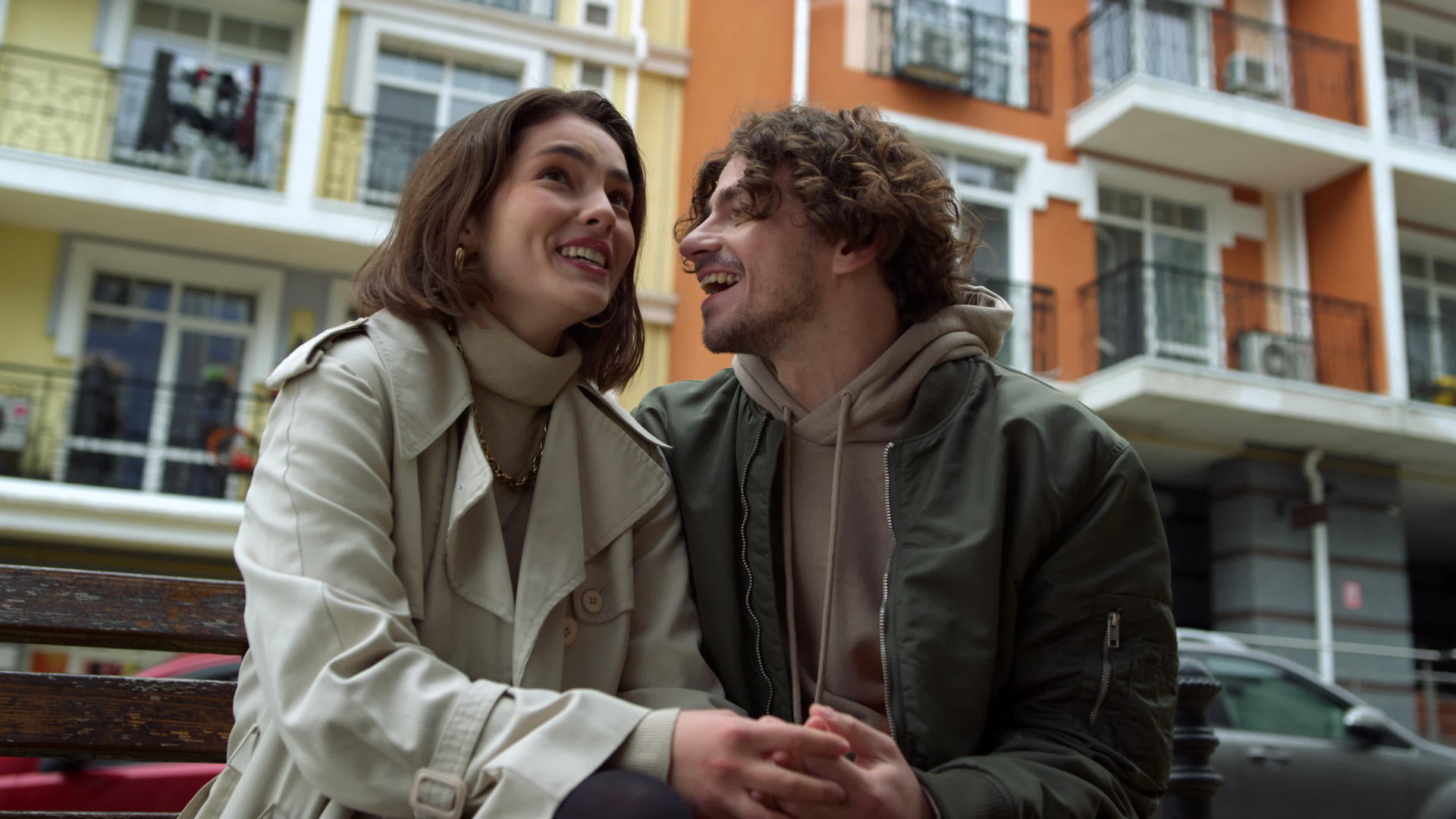 浪漫的情侣在户外感到快乐男人和女人在城市街道上笑视频的预览图