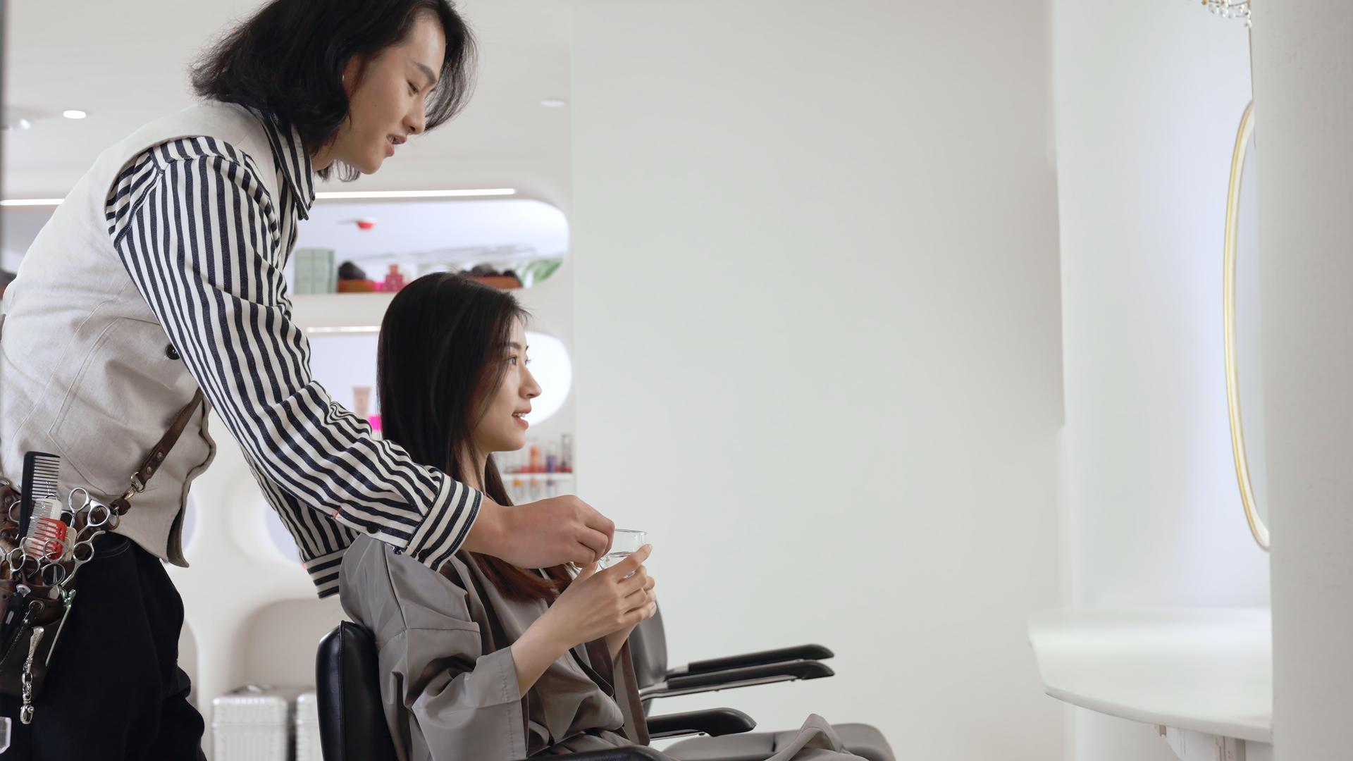 发型师为女顾客递水视频的预览图
