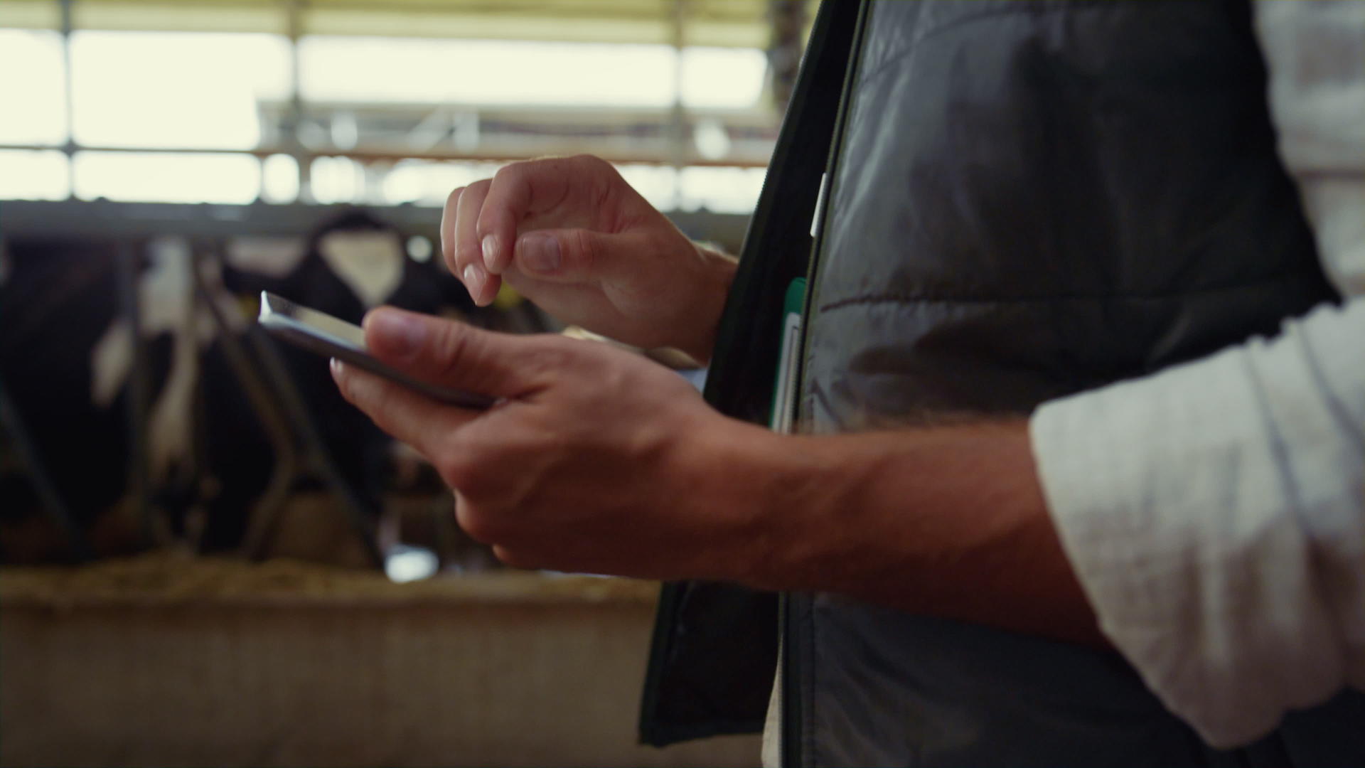 农民用手触摸平板电脑屏幕特写视频的预览图