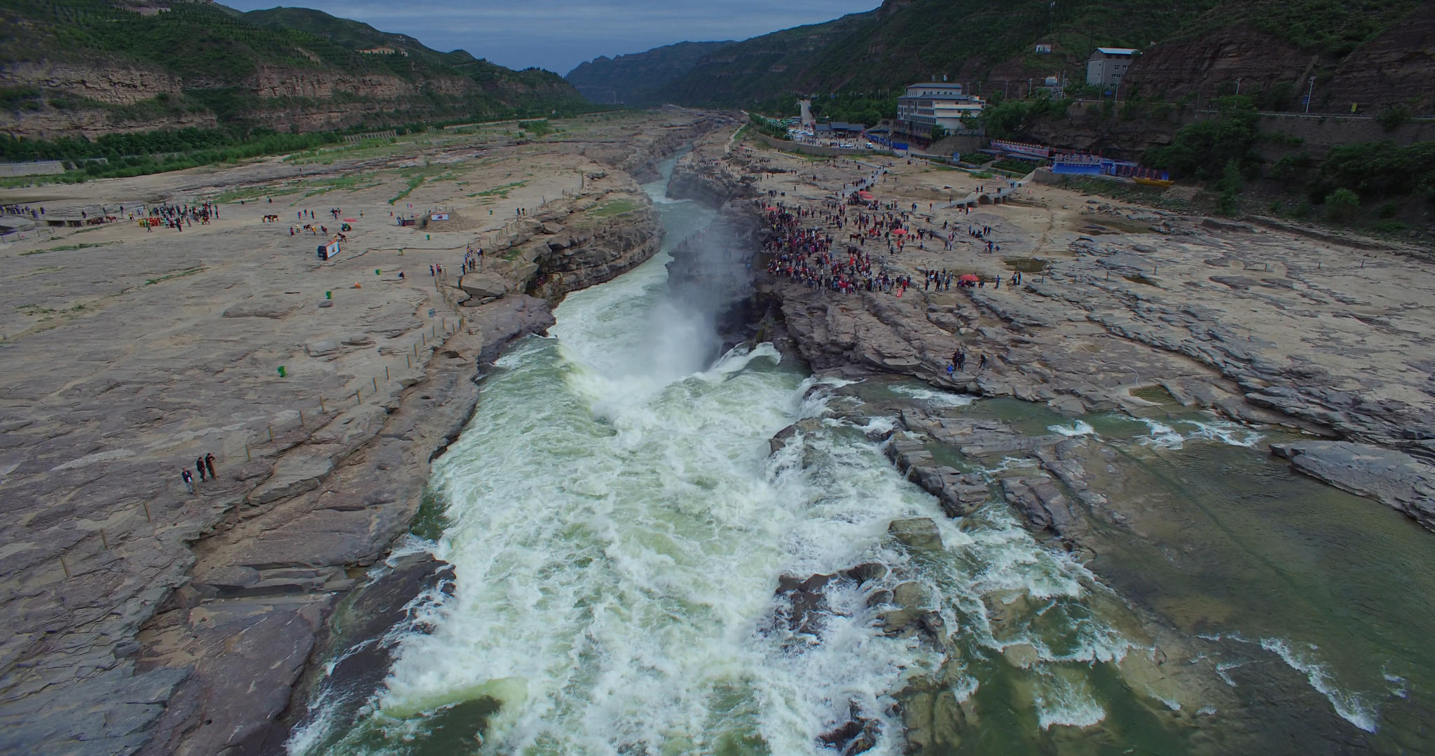 陕西延川壶口瀑布航拍视频的预览图