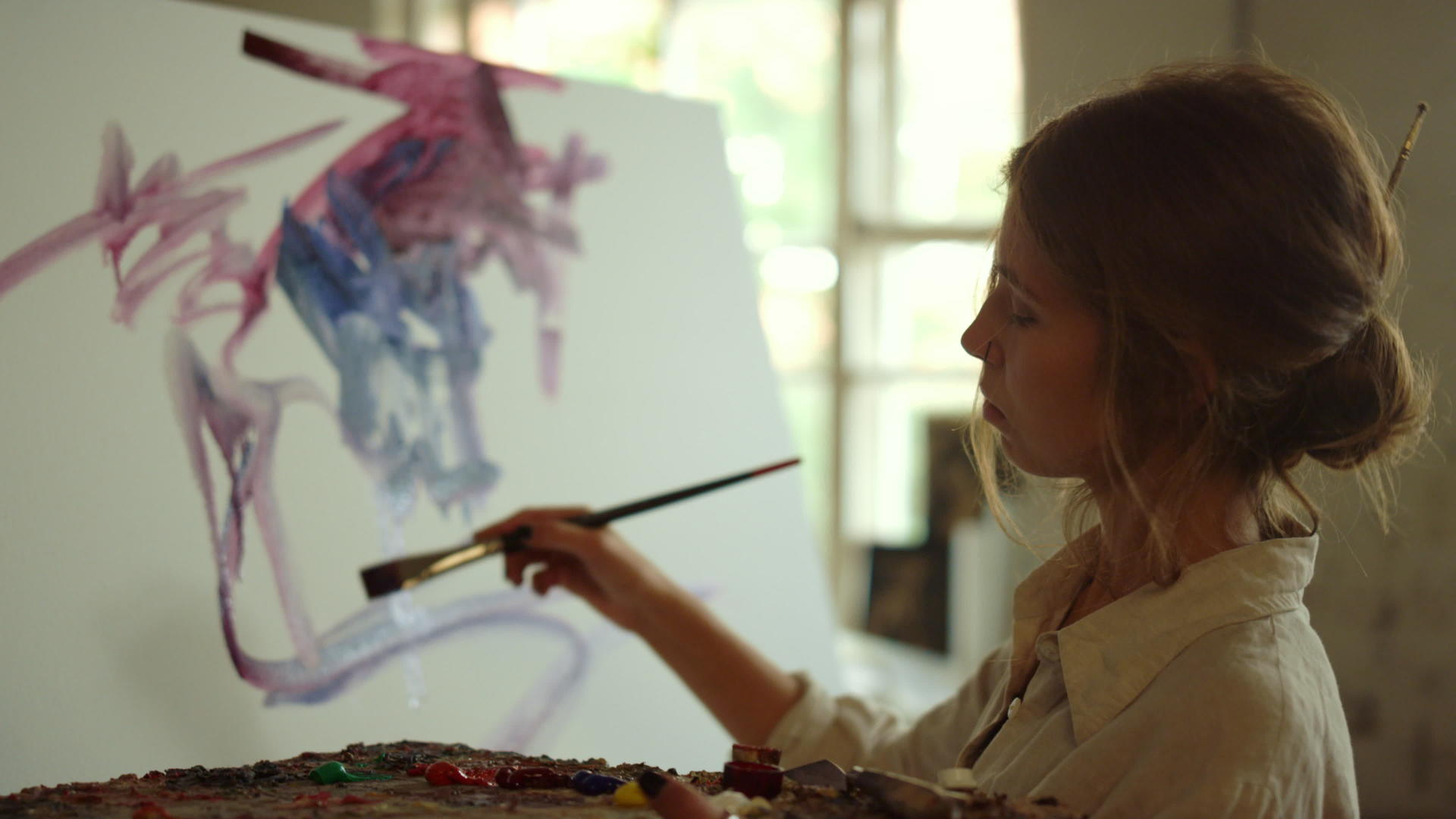 年轻的女艺术家使用调色板视频的预览图