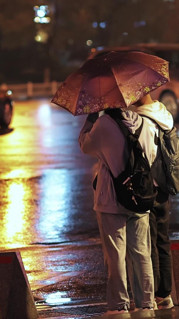 雨夜撑伞过马路的情侣视频的预览图