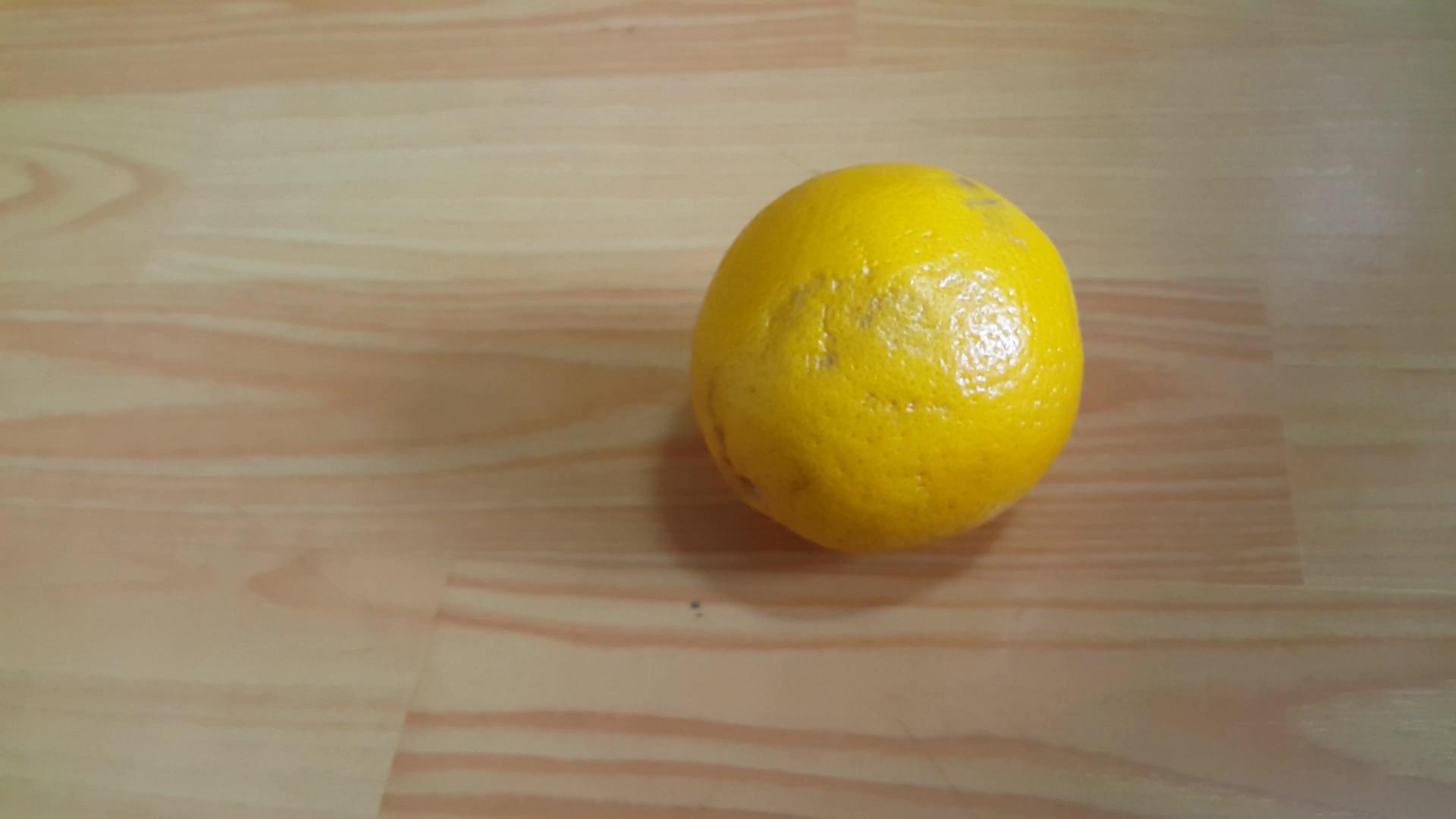 仔细观察市场上的新鲜橙子视频的预览图