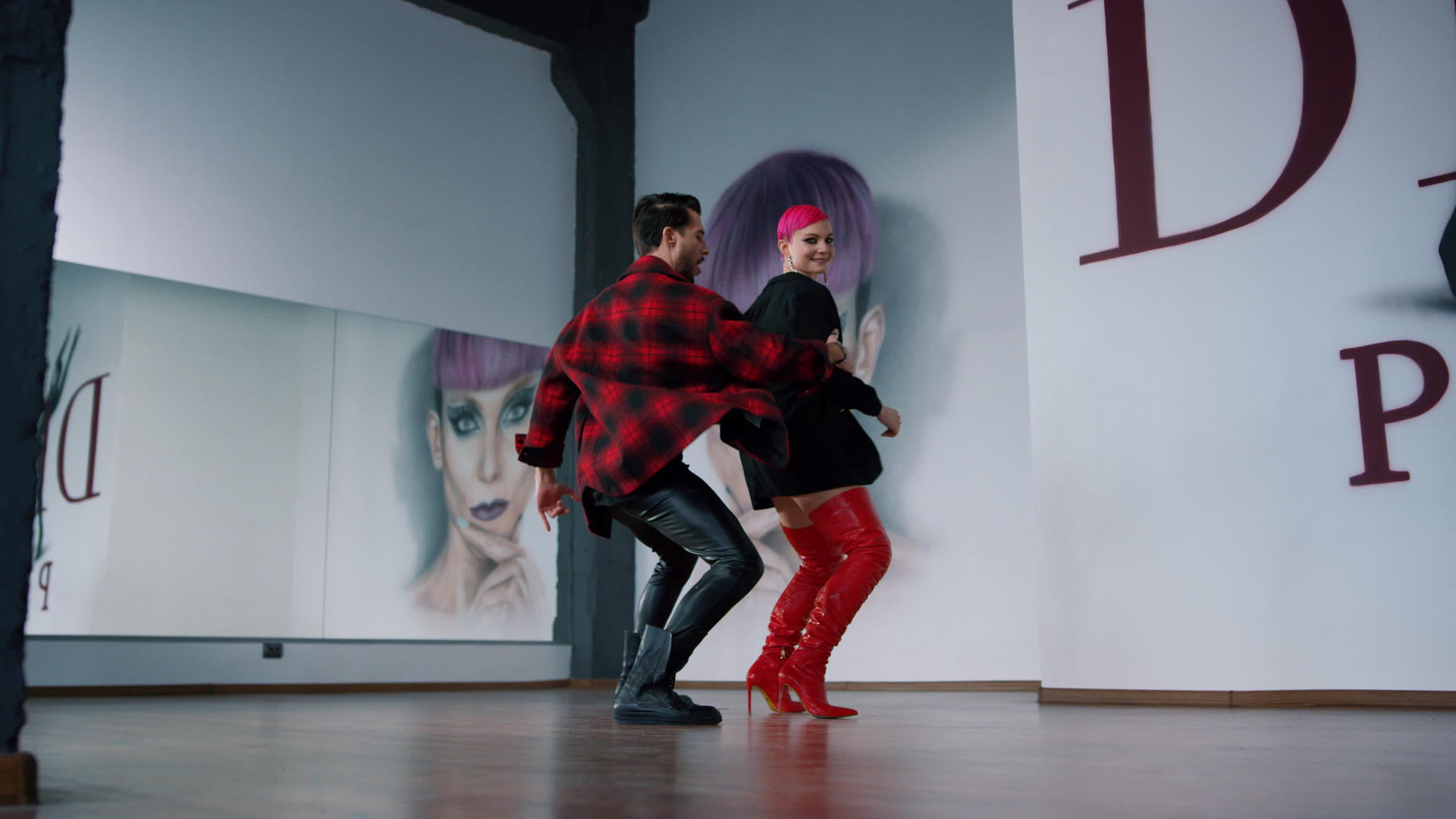 情感伴侣在室内跳舞男人和女人在演播室跳舞视频的预览图