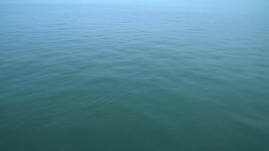 4K湛蓝的海水视频的预览图