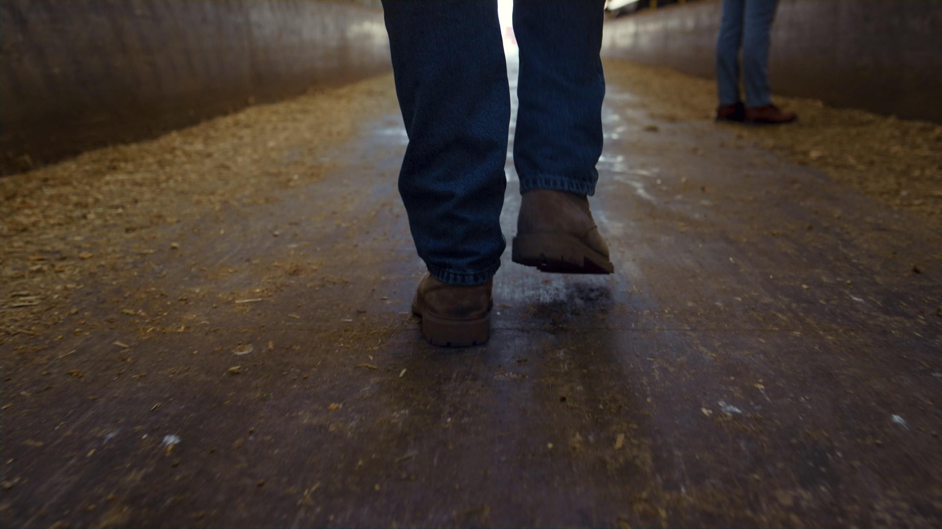 特写农夫靴漫步木棚过道视频的预览图
