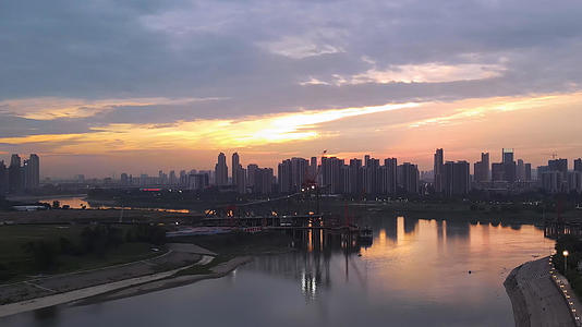 航拍风光城市发展基础建设修建中的汉江上的桥梁4k素材视频的预览图