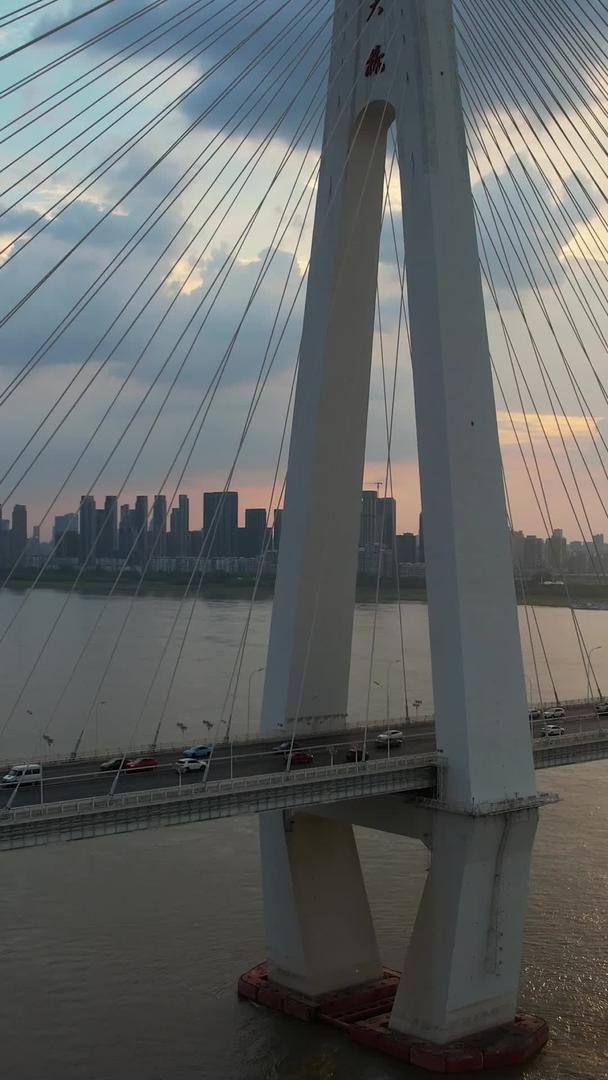 航拍城市天空夕阳晚霞阳光白云自然风光桥梁江景交通流量材料视频的预览图