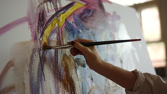 在工作场所画的年轻女性创意画家在室内做笔和运动视频的预览图