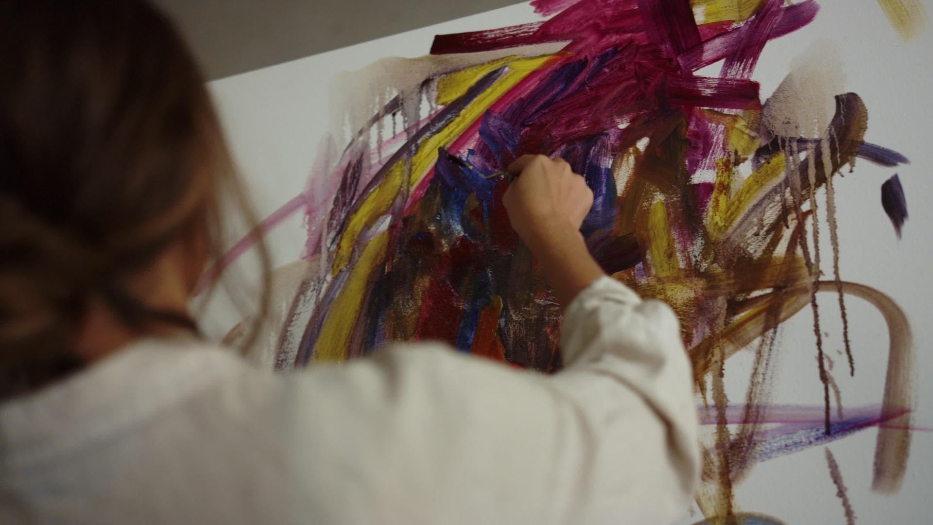 女画家在画室里受到启发视频的预览图