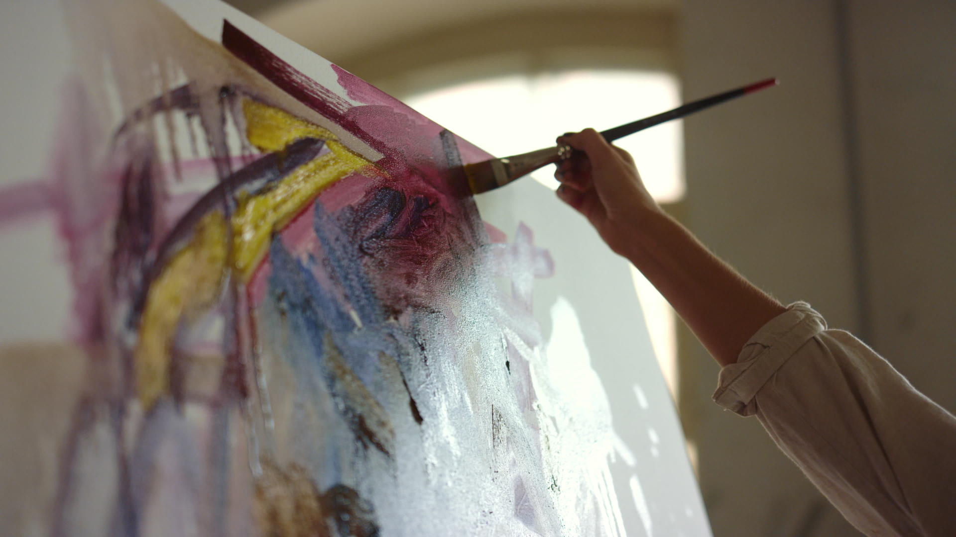 画室里的女画家画着油画视频的预览图