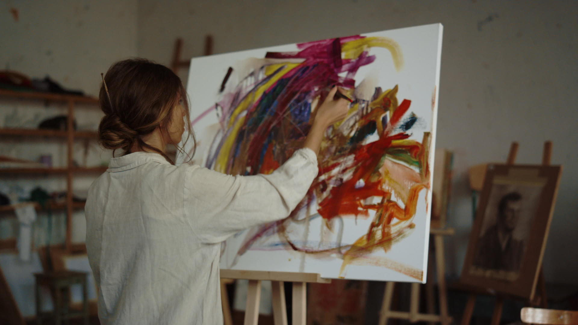 女性画家在室内创作艺术品视频的预览图
