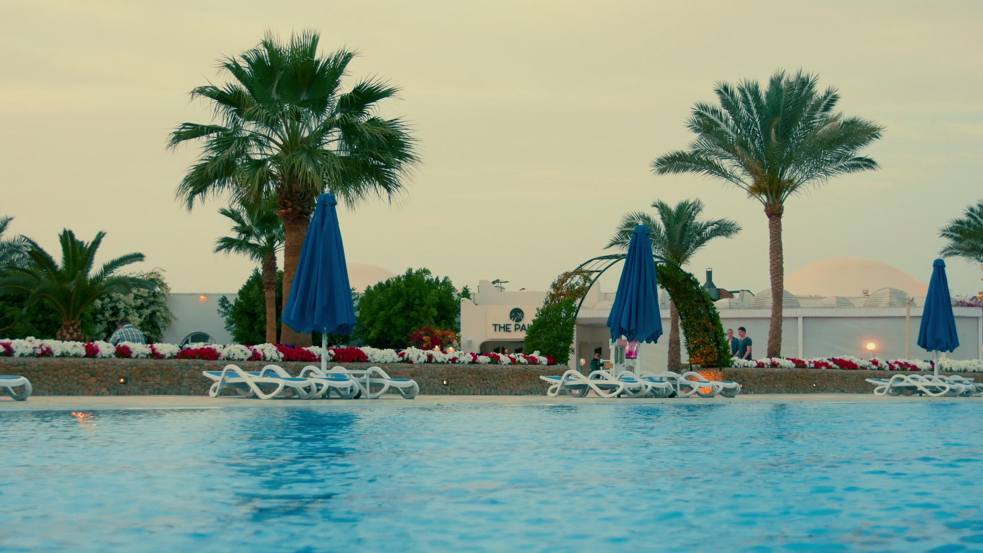 夏天晚上在Hurghada美丽的度假村游泳池视频的预览图