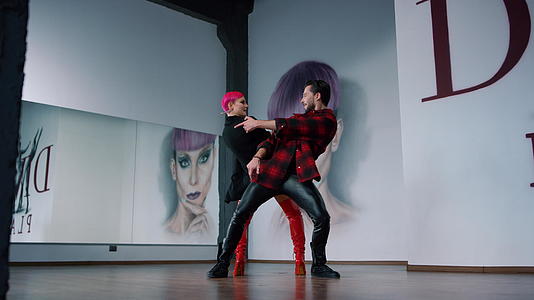 舞蹈情侣练习专业工作室视频的预览图