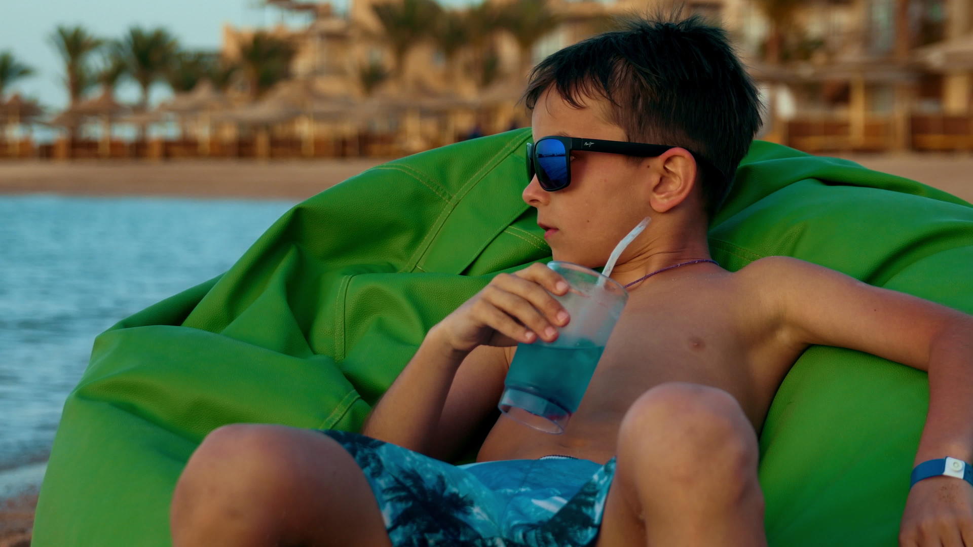 小男孩暑假在海边喝柠檬水玩得很开心视频的预览图