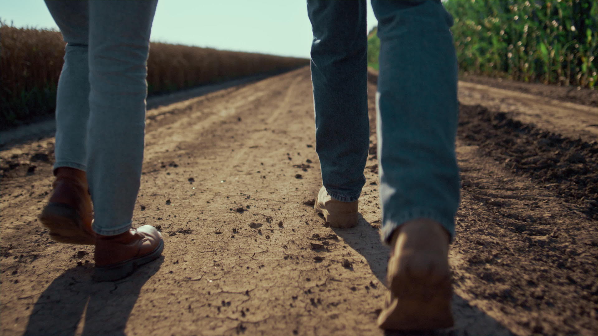 特写农民鞋步行地面道路图视频的预览图