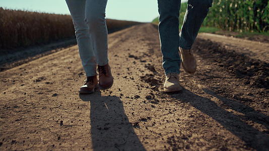 农夫鞋步行地面道路特写视频的预览图