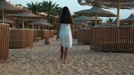 女子在埃及度假胜地开心的散步视频的预览图