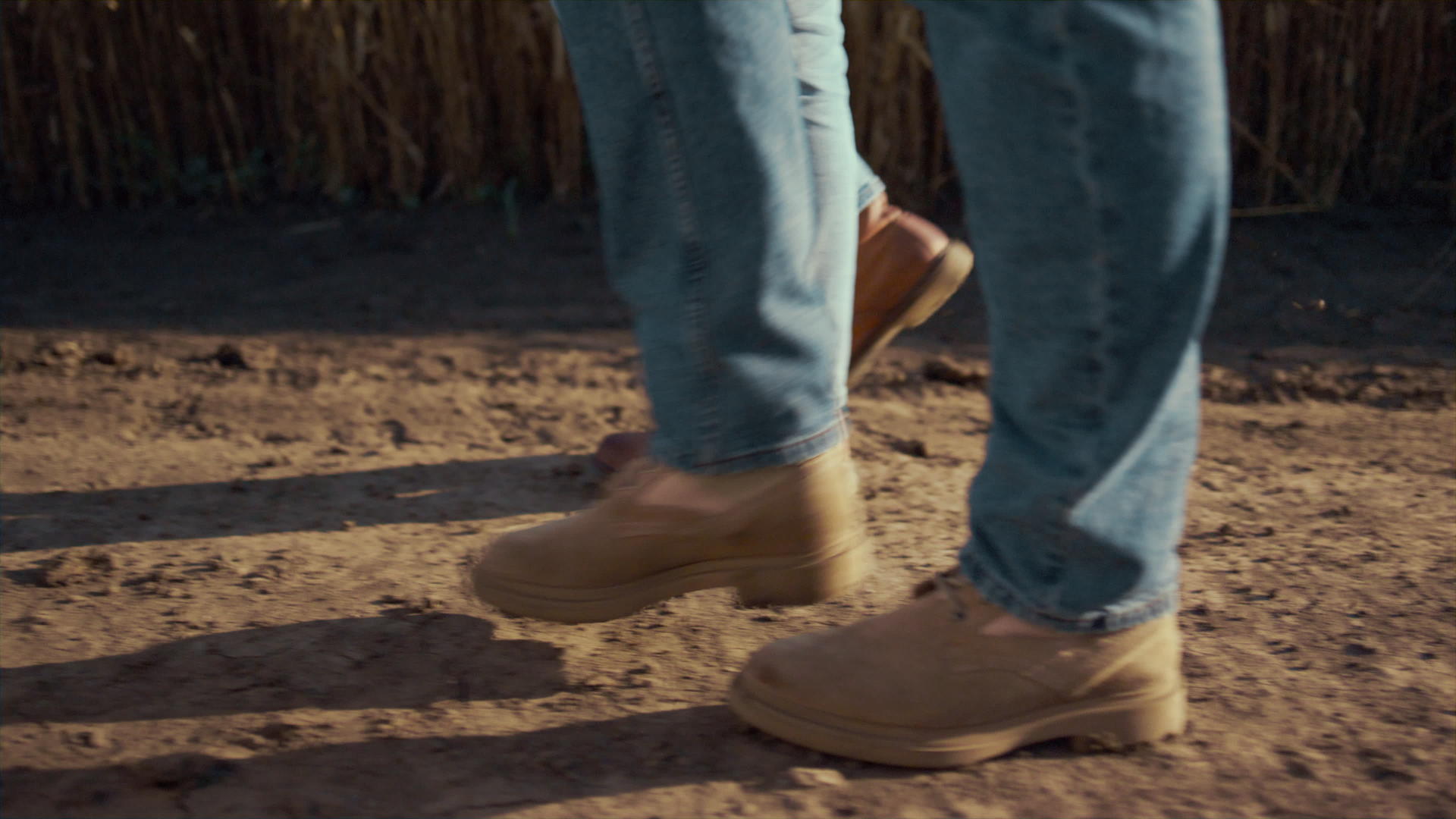 特写农夫腿在干燥的地面上行走视频的预览图