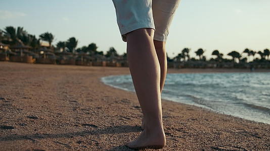 赤脚女人在海边走腿视频的预览图