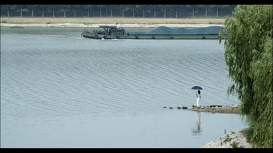 夏日大船驶过静谧的京杭运河杭运河道视频的预览图