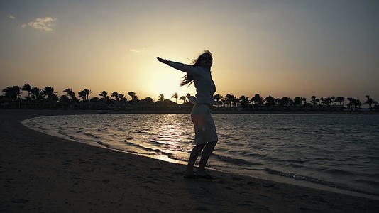 年轻女性在沙滩上跳舞放松视频的预览图