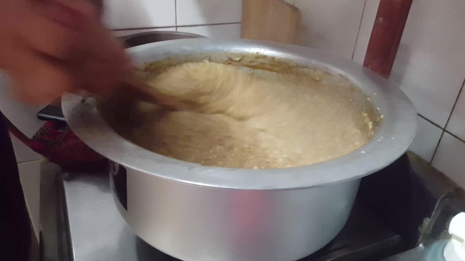 近距离观看帕基斯坦尼白米的烹饪传统视频的预览图