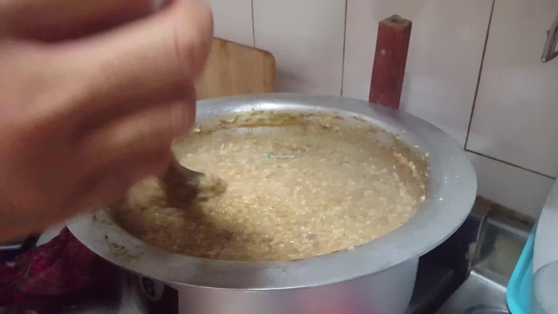 近距离观看帕基斯坦尼白米的烹饪传统Kichra称为kichra视频的预览图