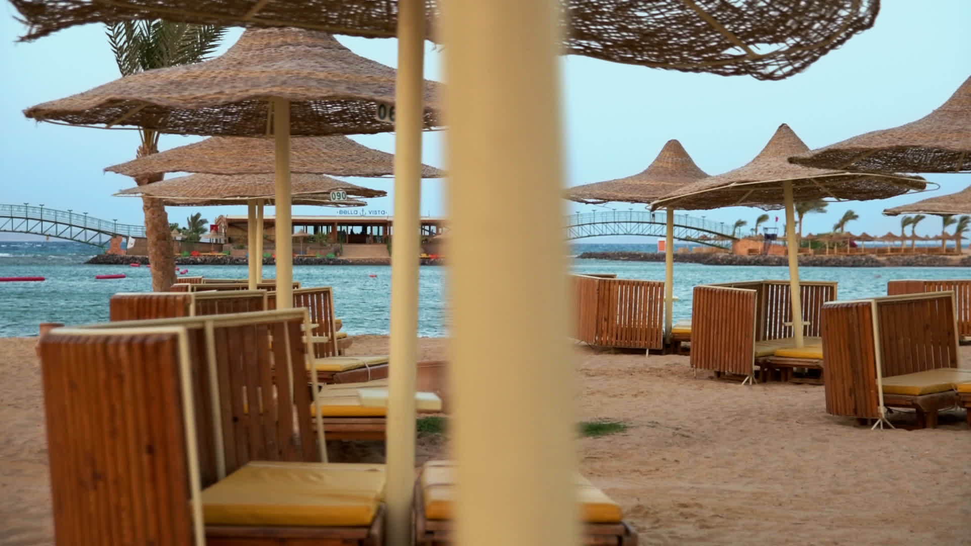 清澈的海景美丽的埃及海岸线风景视频的预览图