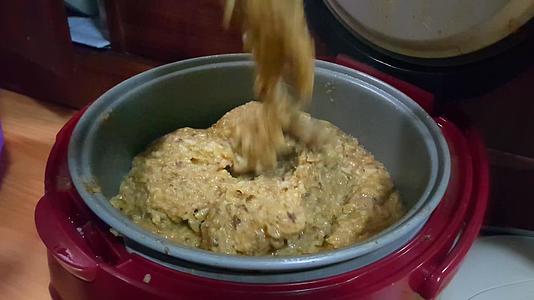 近距离观看帕基斯坦尼白米的烹饪传统Kichra称为kichra视频的预览图