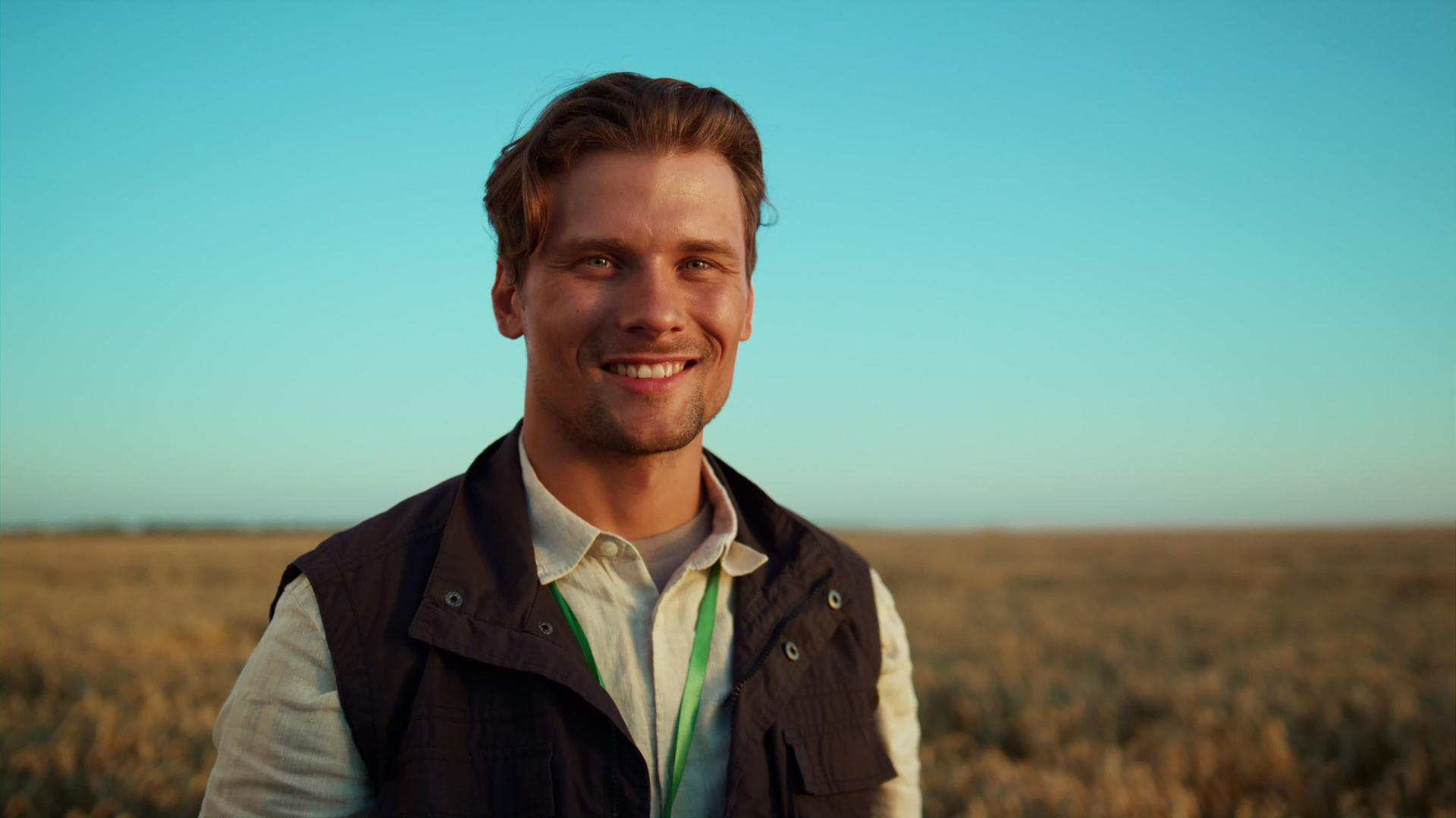 肖像微笑的农业工人独自在金色的畜牧场里视频的预览图