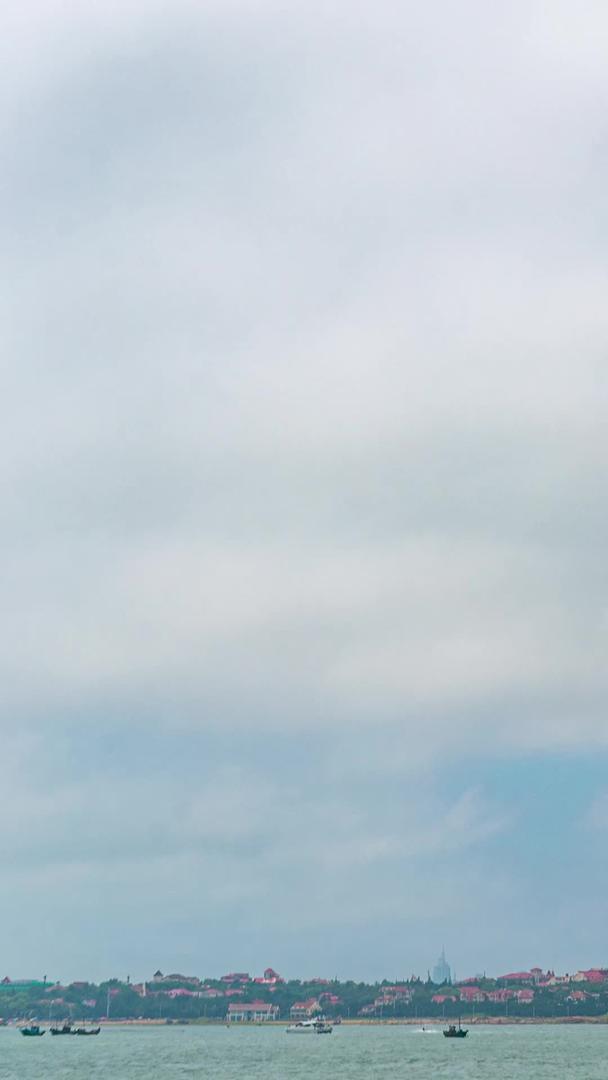 青岛海天中心延时流云帆船穿梭视频的预览图