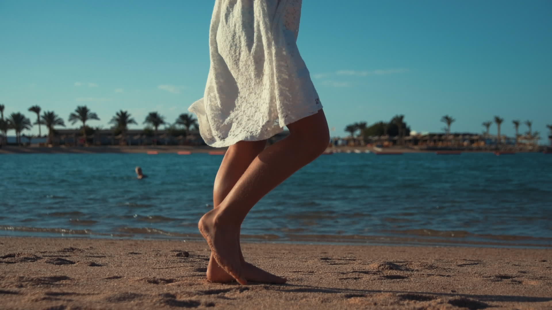 女孩在海岸海滩上留下脚印腿部特写视频的预览图